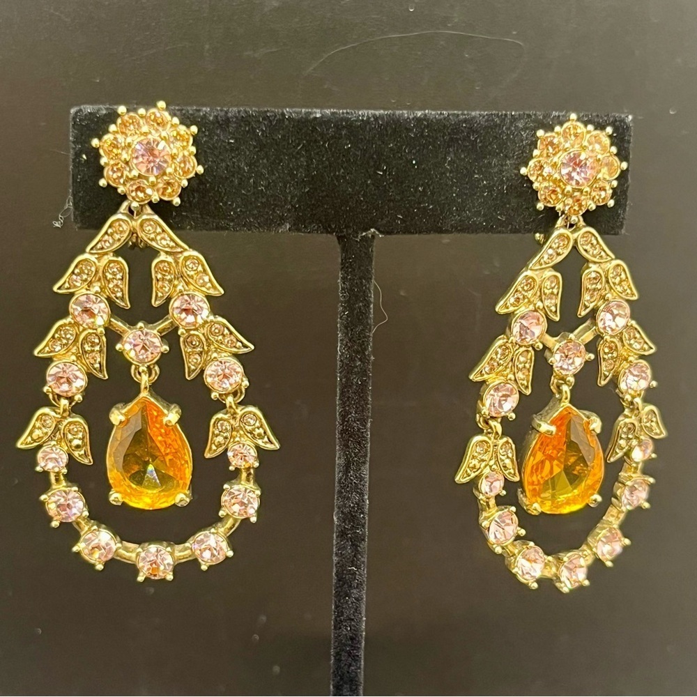Vintage Monet gold tone pink rhinestone chandelier clip earrings - Picture 4 of 9